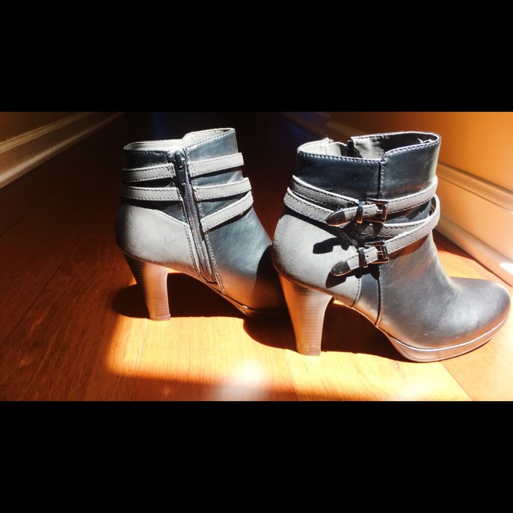 Black heeled boots
